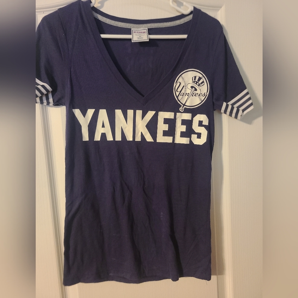 NY Yankees women's Victoria's Secret Pink tee